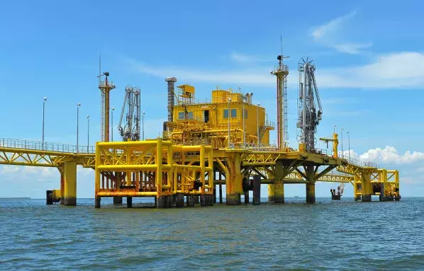 shutterstock_62601301_oil_gas_drilling_platforms